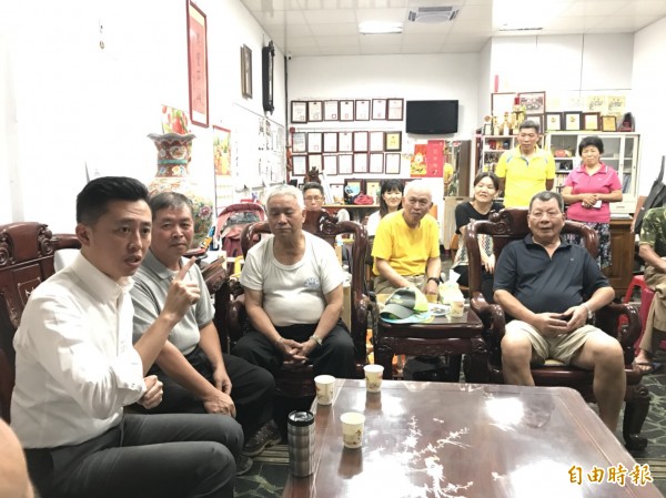 開創選舉新造勢型態!新竹市長林智堅爭取連任,首創「客廳會」方式,走進選民家中做客,與市民面對面溝通和分享市政建設,並進行各種意見交流,頗獲市民認同。(記者洪美秀攝)