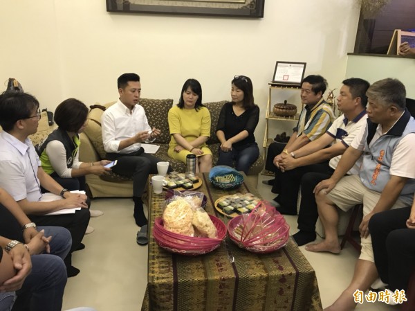 開創選舉新造勢型態!新竹市長林智堅爭取連任,首創「客廳會」方式,走進選民家中做客,與市民面對面溝通和分享市政建設,並進行各種意見交流,頗獲市民認同。(記者洪美秀攝)