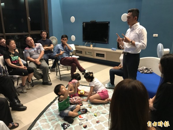 開創選舉新造勢型態!新竹市長林智堅爭取連任,首創「客廳會」方式,走進選民家中做客,與市民面對面溝通和分享市政建設,並進行各種意見交流,頗獲市民認同。(記者洪美秀攝)