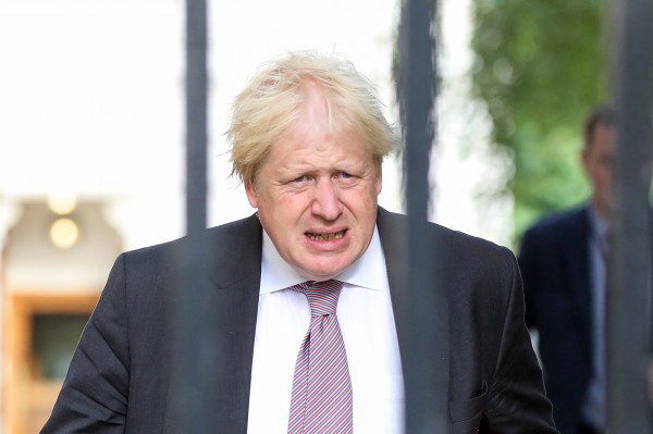 英國外交大臣強森疑在內閣會議上,批評首相梅伊的脫歐計畫如「一坨屎」。(彭博)