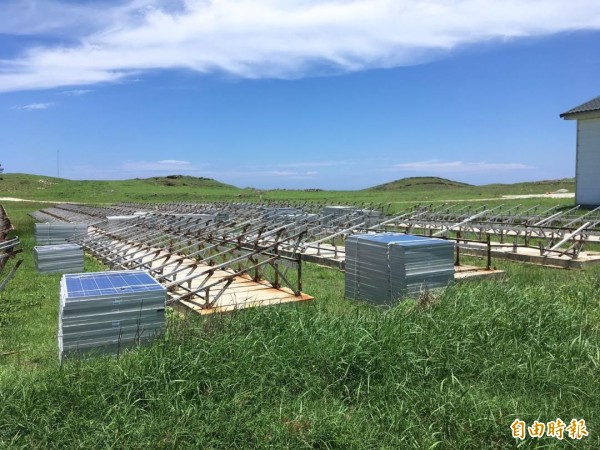 東吉太陽能板拆空維修,離島首座再生能源微電網破功。(記者劉禹慶攝)