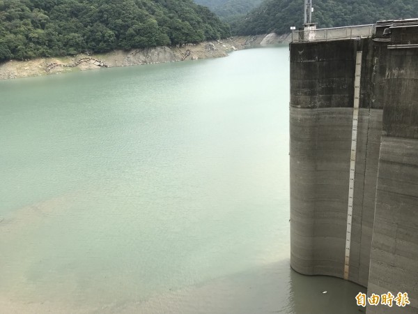 石門水庫現正處於低水位,尚有1億2000萬噸的蓄洪空間,防颱備戰不輕忽。(記者李容萍攝)