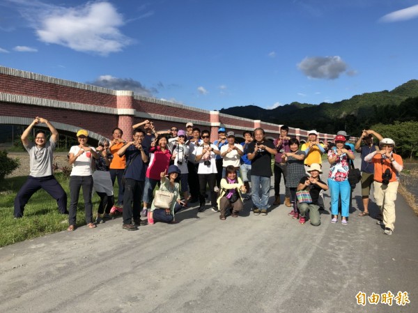 鹿野鄉影音紀錄人才培訓班前進路也各景點練習拍攝取景。(記者王秀亭攝)