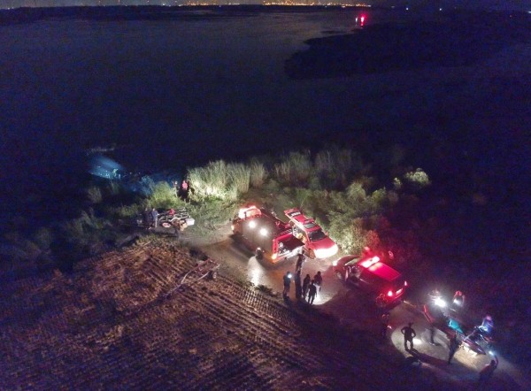 濁水溪竹塘段9日下午發生男童遭急流沖走失蹤意外,消防人員漏夜搜救。(記者陳冠備翻攝)