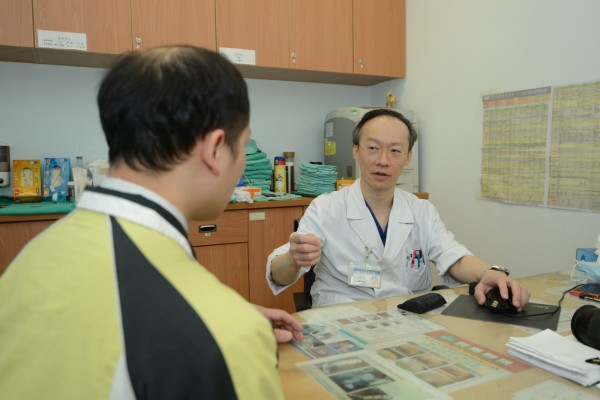 整形外科主任盧純德醫師。(台北慈濟醫院提供)