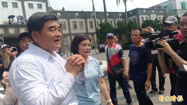 張榮味在雲林地檢署前拱手感謝並和大家道別,強調他心情調適好了,一旁的張麗善泣不成聲。(記者廖淑玲攝)