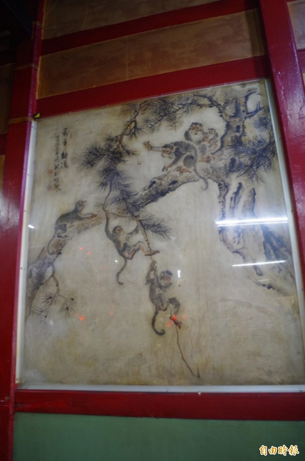 國寶級藝術家林玉山在嘉義市慈龍寺繪製的濕壁畫,嘉義市文化局今起委由台南藝術大學進行修復。(記者王善嬿攝)