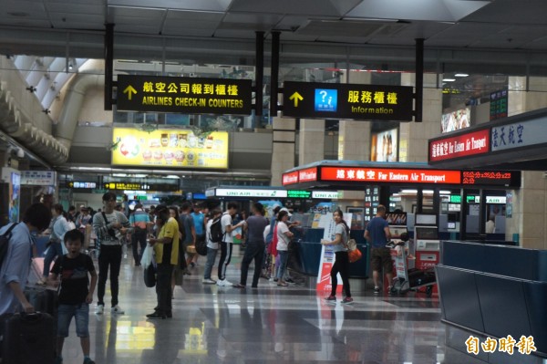 澎湖機場上午秩序還算良好,候補旅客僅有七十人。(記者劉禹慶攝)
