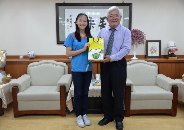 雲林首名少年桌球國手李昕頤獲縣長李進勇表揚。(圖由雲林縣政府提供)