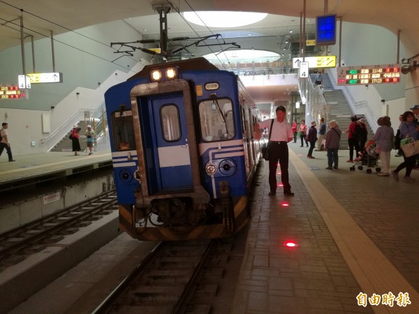 今天配合車站啟用的區間專開列車,停靠在月台時明顯歪一邊,列車與月台間隙較大,原來是因為車站蓋在彎道上,軌道本身就是傾斜度。(記者花孟璟攝)