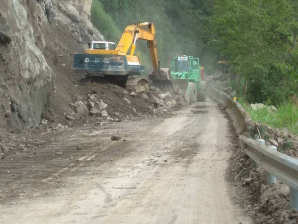 台廿一線新中橫公路迴頭彎路段發生土石崩坍,目前只能維持單線通車,工程單位將繼續搶修。(圖由信義工務段提供)