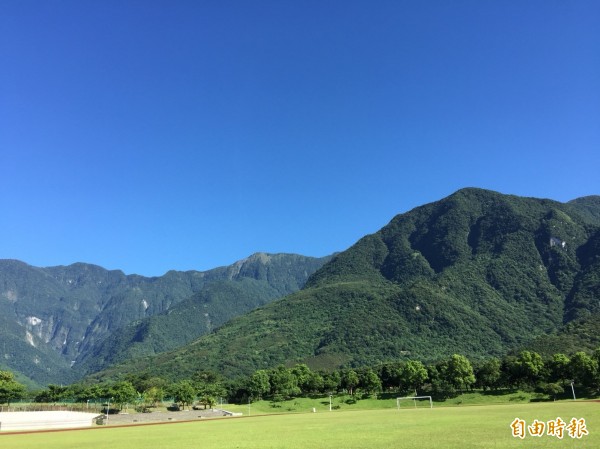 瑪莉亞颱風接近北台灣,花蓮地處背風面、艷陽高照,因受西南風過山沉降增溫影響,加上濕度低,已有焚風現象。(記者王峻祺攝)
