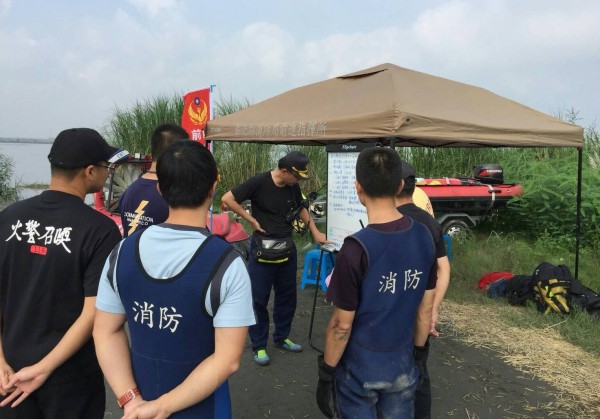 颱風襲台前夕,濁水溪竹塘段發生學童落水意外,彰化縣消防局動員多名人力投入搶救。(記者陳冠備翻攝)
