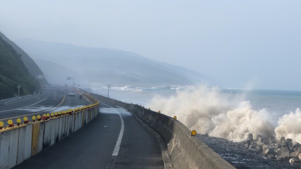 南迴台9線南興段湧長浪拍打至路面,公路局大武工務段緊急封閉北上2車道護安全。(記者陳賢義翻攝)