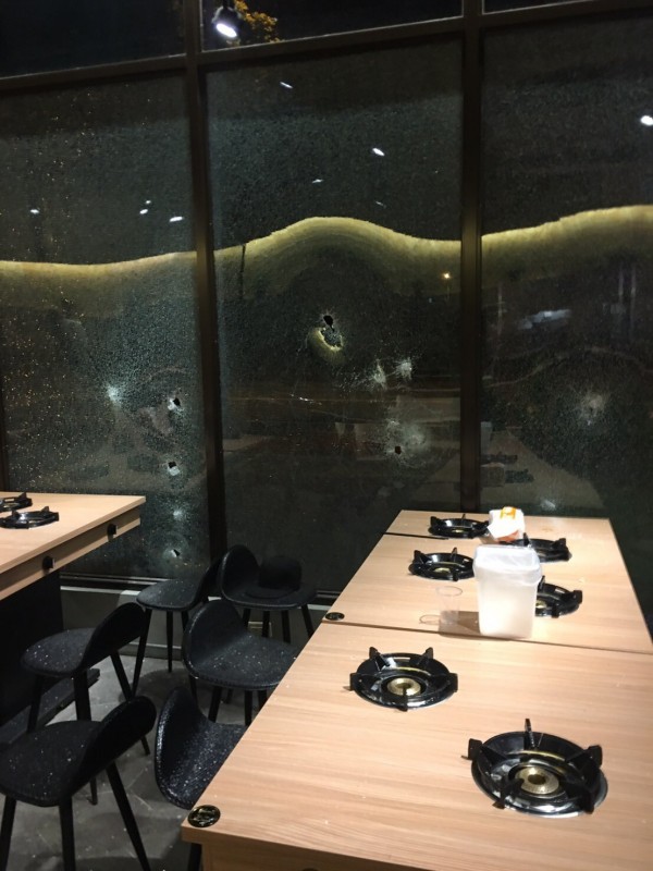 湖口某新開幕的火鍋店不明原因被4名男子持榔頭砸毀12面落地窗,玻璃有的全被砸毀,有的在窗面上留下一個個的榔頭孔洞。(記者黃美珠翻攝)