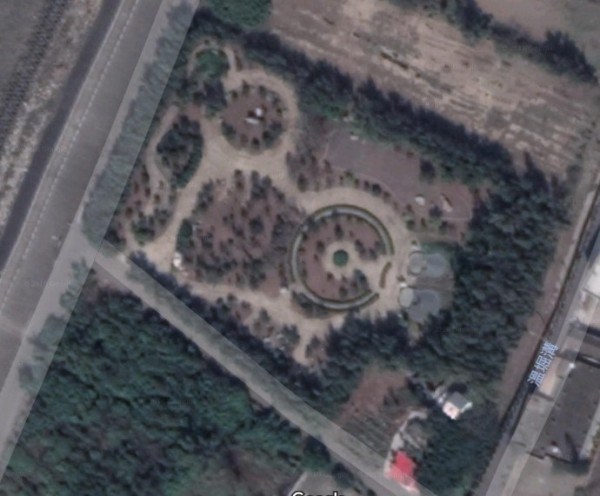 趙藤雄在後龍鎮水尾里興建家族墓園「天水園」,但墓園部分土地,卻是農委會林務局管理的國有保安林地,被苗栗地檢署依違反森林法第51條第3項、第1項擅自占用國有保安林地罪嫌提起公訴。(圖由苗栗地檢署提供)