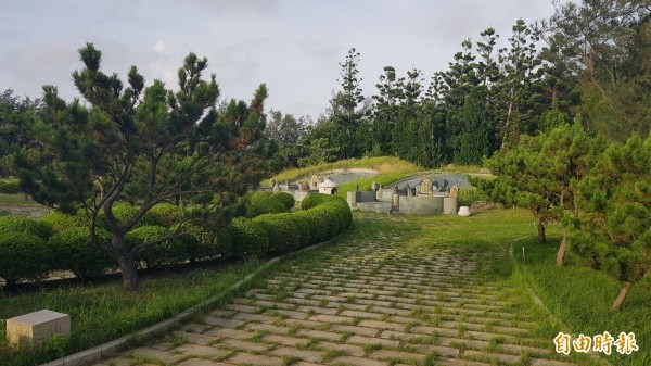 趙藤雄於苗栗縣後龍鎮興建家族墓園「天水園」,部分墓塚占用國有保安林地被起訴。(記者彭健禮攝)