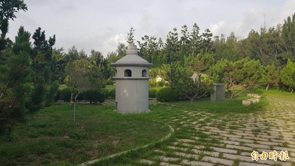 趙藤雄於苗栗縣後龍鎮興建家族墓園「天水園」,部分墓塚占用國有保安林地被起訴。(記者彭健禮攝)