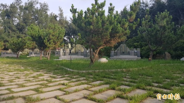 趙藤雄於苗栗縣後龍鎮興建家族墓園「天水園」,部分墓塚占用國有保安林地被起訴。(記者彭健禮攝)