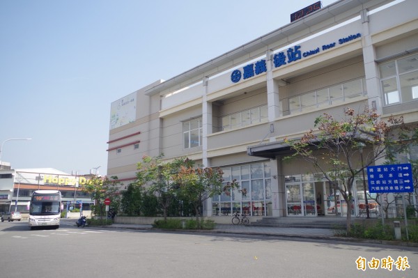 嘉義市先期交通轉運中心國道客運北上班車,今晚已陸續停駛。(記者王善嬿攝)