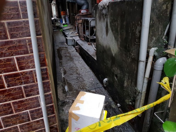 鄭男跌落在住家後方防火巷內(記者吳昇儒翻攝)