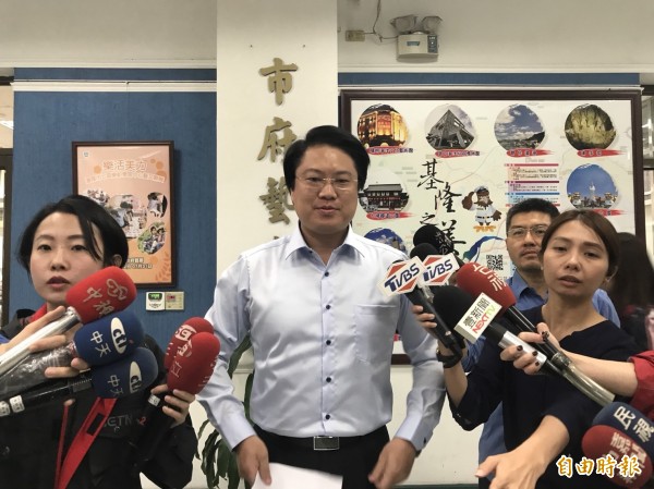 瑪莉亞颱風過境北台灣,北北基三縣市颱風假不同調,基隆市長林右昌說明決策過程。(記者林欣漢攝)