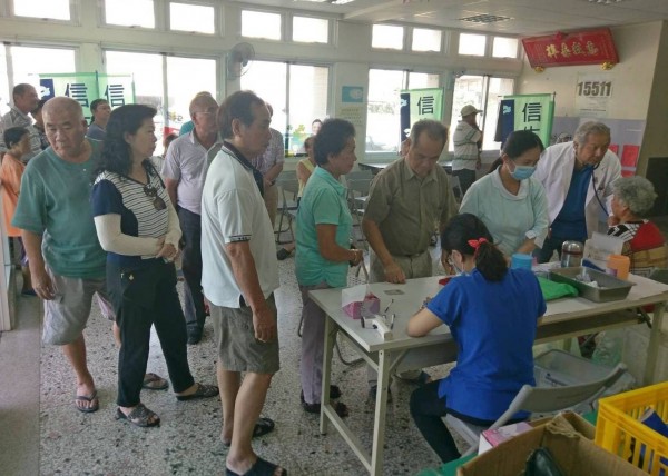 彰化溪州發現日本腦炎病媒蚊比例升高,衛生局幫附近467位未施種疫苗村民施打疫苗。(彰化縣衛生局提供)
