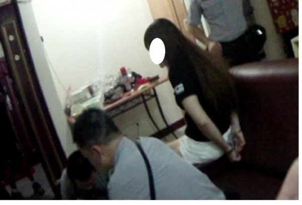 警方破獲藏身在大樓公寓中的毒窟,帶回數名毒品人口。(記者詹士弘翻攝)