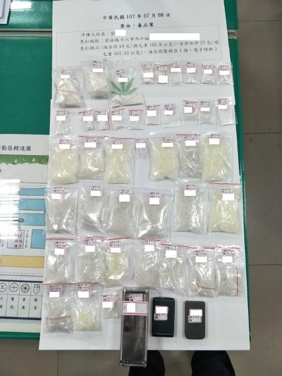 警方起出大量毒品。(記者詹士弘翻攝)