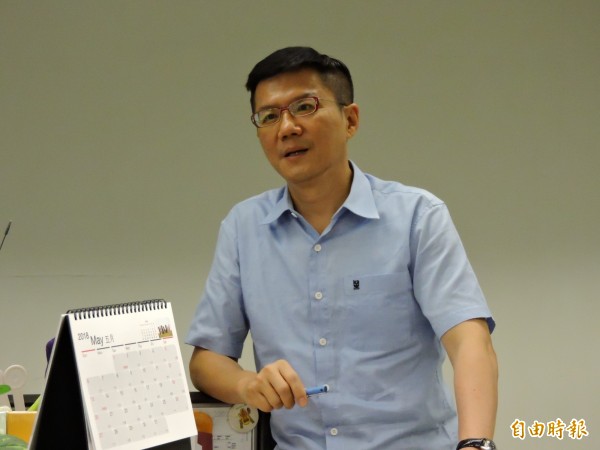 對於基隆市長林右昌在臉書po文,還原決策經過,內容遭新北市政府發言人張其強批評,林右昌說的是毫無意義、毫無營養的「政治廢話」。(資料照)