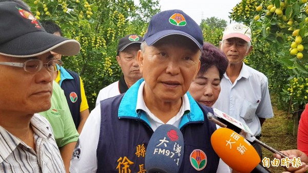 徐耀昌認為,颱風假與否,應綜觀大環境、順應民意,以求大家平安度過,並認為台北市長柯文哲的作法是「標新立異」。(記者彭健禮攝)