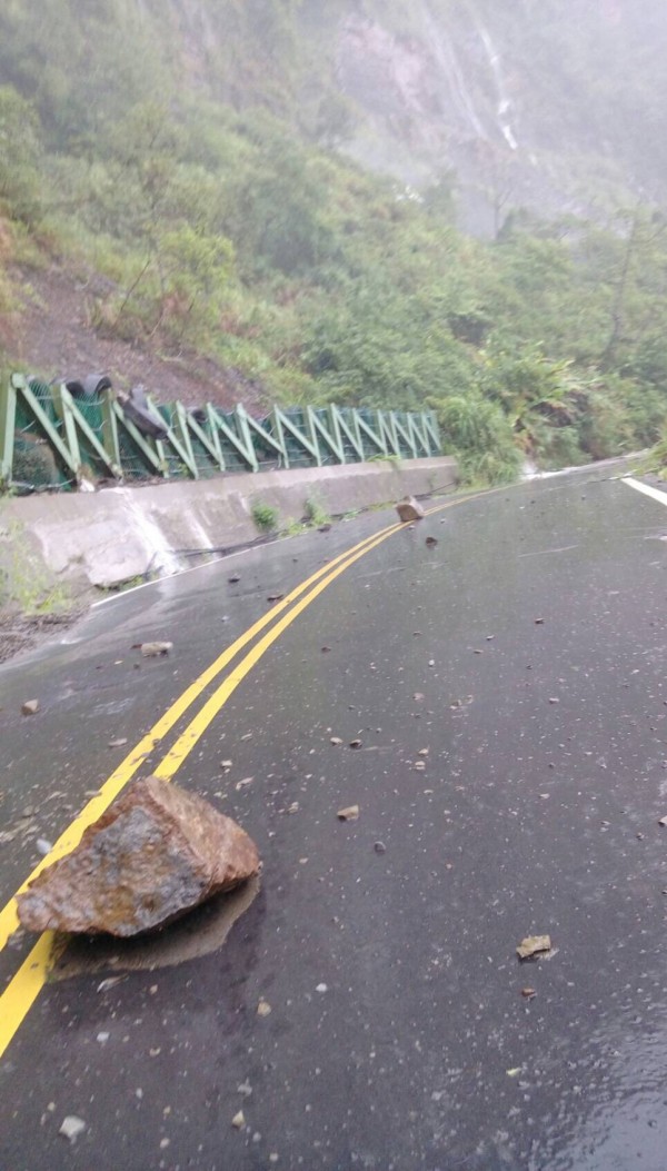 南庄山區經一夜狂風暴雨,樹倒落石砸路,所幸災情不嚴重,皆已陸續搶通。(記者鄭名翔翻攝)