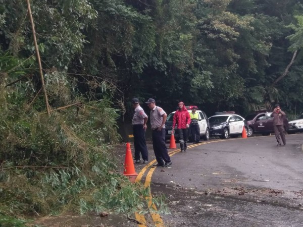 南庄鄉公所及警消今早合力搶通各路段。(記者鄭名翔翻攝)