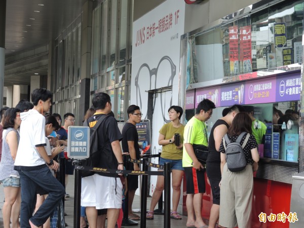 新北市颱風假,購物中心及電影院人潮不如預期。(記者翁聿煌攝)
