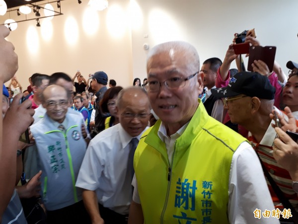國民黨副主席林政則和國民黨籍多名市議員出席謝文進(前)參選市長的說明會,備受關注。(記者洪美秀攝)