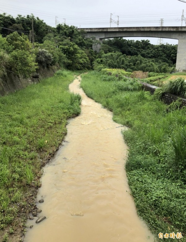 新竹縣寶山水庫今天上午從竹東鎮柯子湖溪放水8萬噸支援新竹市用水。(記者蔡孟尚攝)