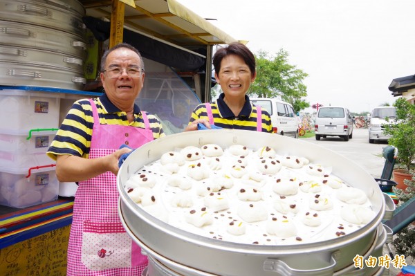 台南市的林波、靳寶儀夫婦今天趁著結婚滿30年的特殊日子,造訪嘉義縣民雄鄉仲埔教養院,製作150個饅頭供院生享用。(記者曾迺強攝)