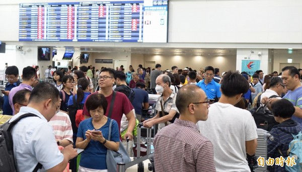 今天早上8點至明日凌晨出入境634架次個班次,入境班機有366架次,入境288個班機,客機取消143架次,貨機也取消27架次,下午三點過後入出境旅客開始增加。(記者姚介修攝)