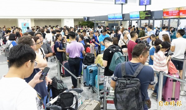 今天早上8點至明日凌晨出入境634架次個班次,入境班機有366架次,入境288個班機,客機取消143架次,貨機也取消27架次,下午三點過後入出境旅客開始增加。(記者姚介修攝)