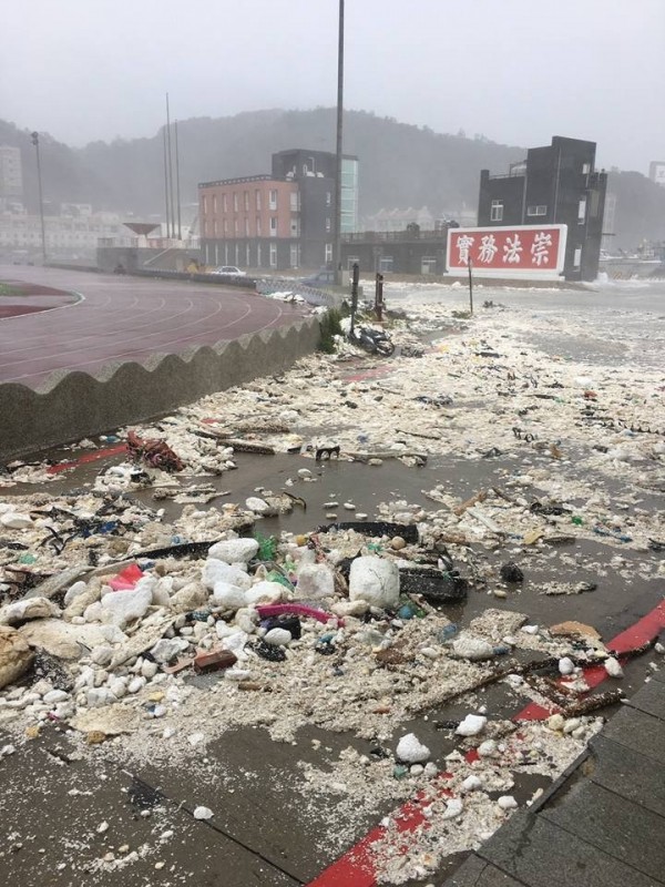 瑪莉亞颱風過境馬祖,大量垃圾被大浪打上岸邊。(讀者提供)