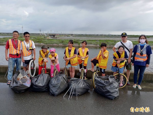 樟湖國小6名四年級學童到台西海岸淨灘撿了5大袋垃圾。(記者黃淑莉攝)