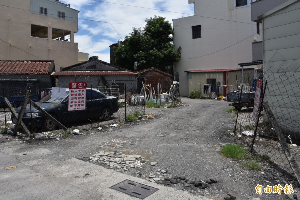 萬丹鄉成功路二段10巷又要圍路了。(記者葉永騫攝)