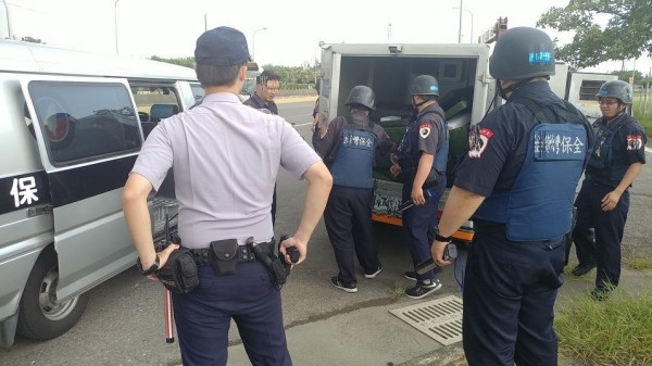 保全公司調派另1部運鈔車前往載運鉅款,警方在一旁警戒。(記者蘇福男翻攝)