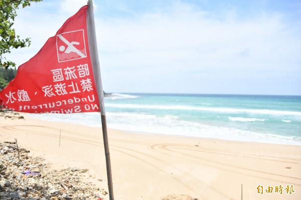 衝浪不受墾管處紅旗管制。(記者蔡宗憲攝)