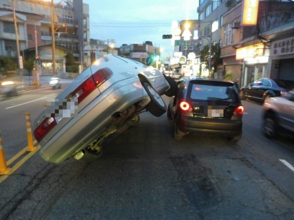 桃園市中壢區發生交通事故,車主疑因搶快、變換車道不當撞上前方車輛。(記者許倬勛翻攝)