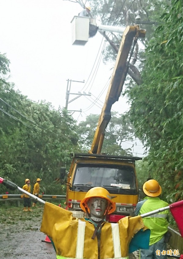 台電桃園區處工程人員於復興山區爬上爬下進行災後搶修。(記者李容萍攝)