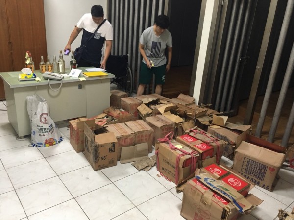 金門警方鍥而不捨,將失主遭竊的30幾箱金酒追回。(記者吳正庭翻攝)☆飲酒過量 有害健康 禁止酒駕☆