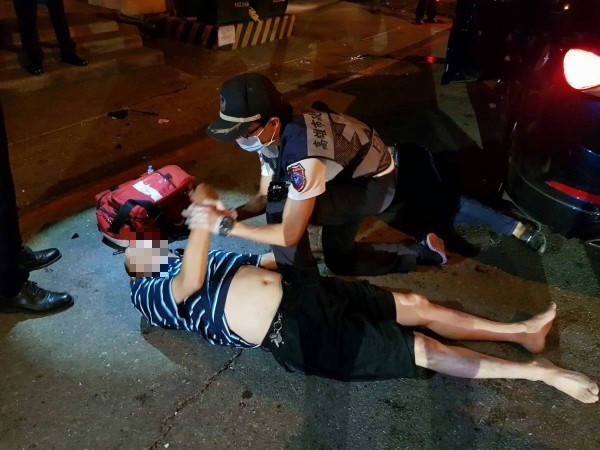 救護人員幫陳男包紮傷口,協助他送醫治療。(記者陳文嬋攝)