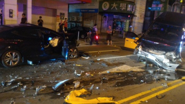 車禍現場一片凌亂。(記者陳文嬋翻攝)