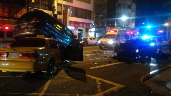車禍現場一片凌亂。(記者陳文嬋翻攝)